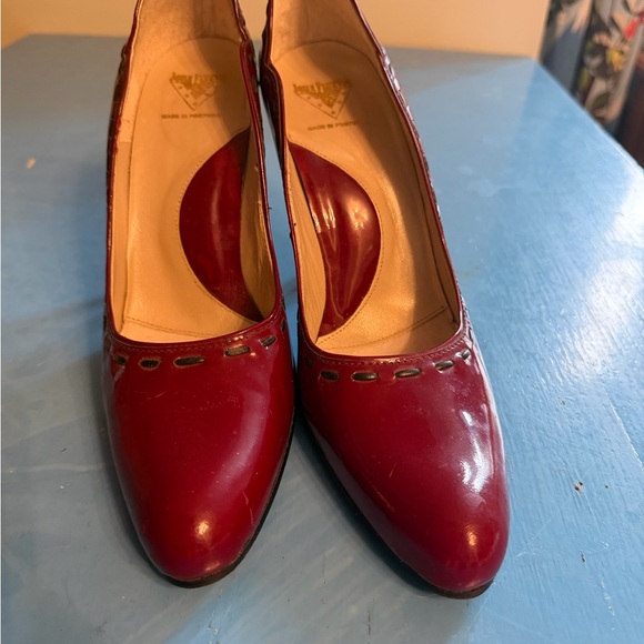 John Fluevog Audrey 07 wine with black stitching Burgundy Heels - Picture 6 of 15